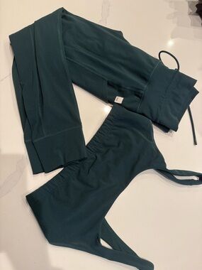 Vuori evergreen daily Leggings and Sports Bra Set